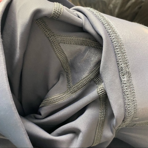 Carbon38 Regular Rise Leggings in Takara Shine S - Picture 10 of 14